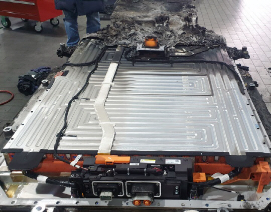 지난 16일 부산에서 화재로 전소된 KG모빌리티 전기차 토레스 EVX 차량의 배터리 탈거 모습. KG모빌리티 제공.